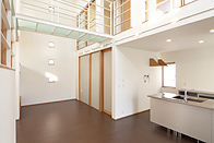 吹き抜けを共有する家