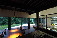 川の流れと木立ちを眺める家