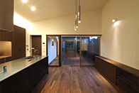 入善の中庭でつながる家