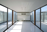 松任の中庭でつながる家