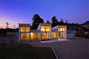 八乙女山が朝日をかかげる家